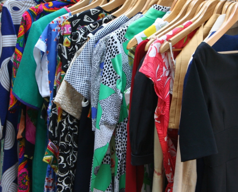 vente-MOUGINS-min_dresses_apparel_clothing_clothes_clothes_hangers_wooden_hangers_retail_shop_closet-1149845